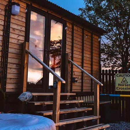 The Horrrsebox Tinyhouse Glamping Hotell Garadice Exteriör bild