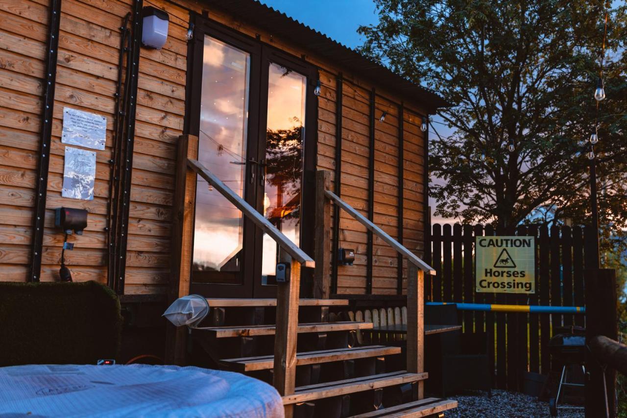 The Horrrsebox Tinyhouse Glamping Hotell Garadice Exteriör bild